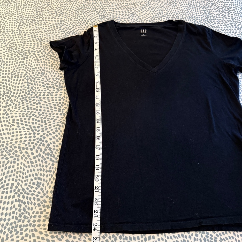 GAP | Black V-Neck Tee - Picture 5 of 5